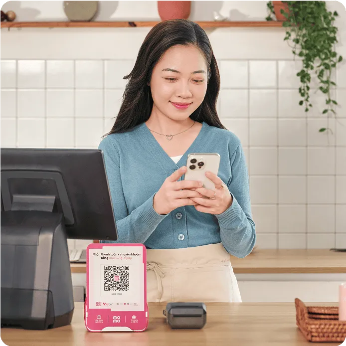 Chủ quán một mình trông quán với loa thông báo MoMo